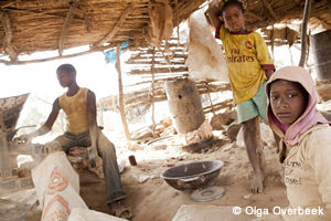 多量の鉛を含んだ鉱石の加工場で働く子どもたち（バゲガ村）