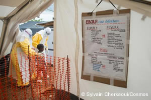 MSFスタッフに付き添われて専門治療施設へ向かう子ども