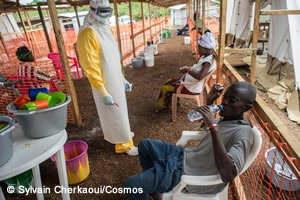 MSF看護師の指示で水分を補給する患者