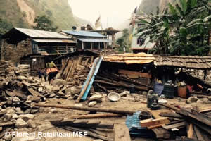 地震による落石で家屋が破壊され、道路もふさがれてしまった