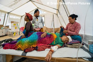 チュプチェットのMSF診療所から地域の中核病院へ転院することになった80歳の女性