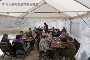 歌津の仮設住宅に暮らす方々が、日々カフェを訪れる