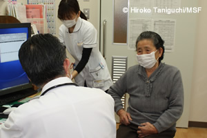 山本トキさん(右)はじめ、日々多くの患者さんが来院する