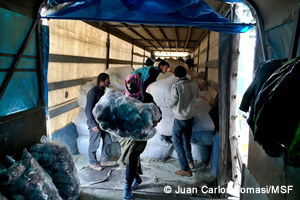 援助物資をトラックに積むMSFスタッフ国連によると8万個もの医療物資が貨物から除外された