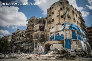 爆撃にさらされ、砂袋で防護壁を築いた病院