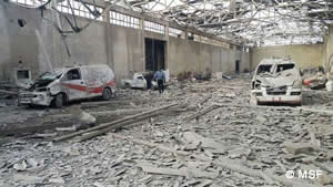 爆撃で破壊された診療所の一部と救急車