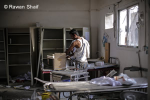 アブス病院の爆撃後、まだ使える医療機器などを探すスタッフ