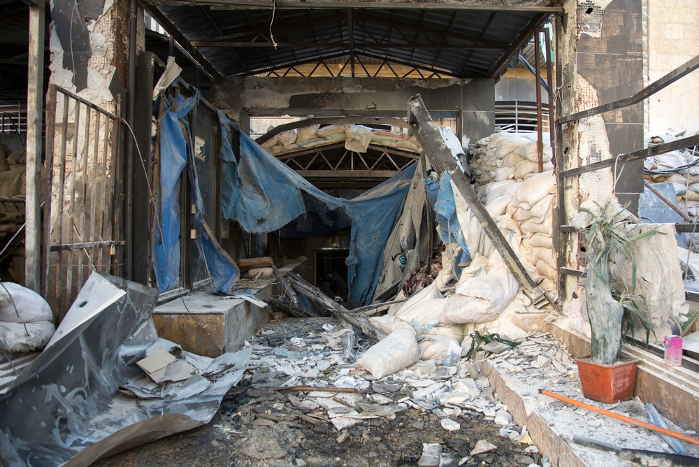 空爆の直撃によって破壊された病院の正面玄関。病院の前の道路にも被弾し、周囲はがれきの山となった。