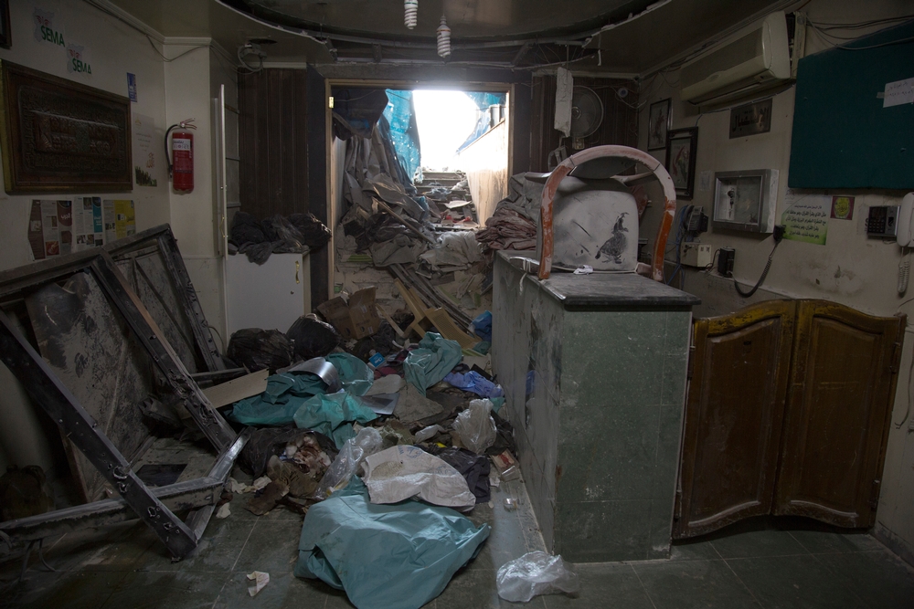 病院のメインロビー。スタッフの多くは病院の上階に泊まりこんで医療活動を続けたが、爆撃ですべての窓やドアが吹き飛ばされ、もはや人が住めるような状況ではなくなった。