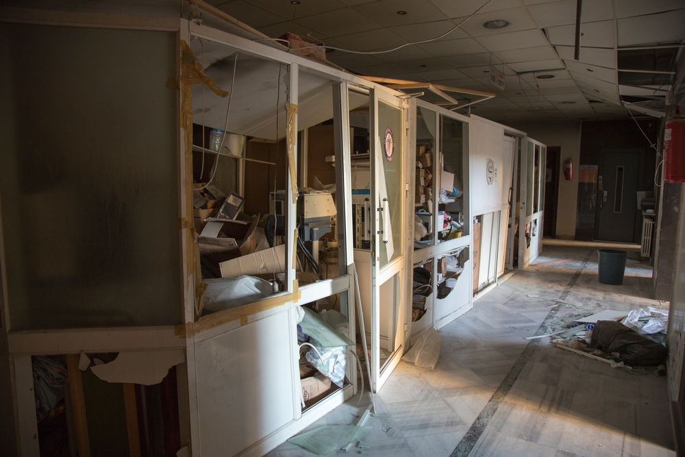 病院の2階にある倉庫。医薬品の大半が備蓄されていた場所だが、爆撃によって大きく損壊した。