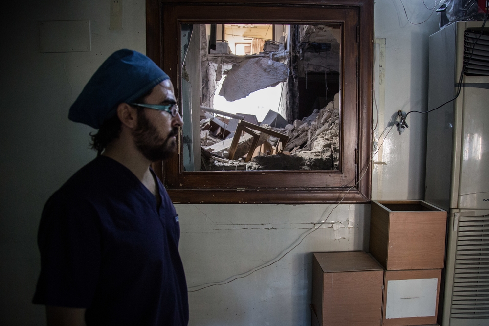 爆撃の1週間前に撮られた写真。アレッポ東部に残された7人の外科医の1人アブ・ワシム医師。彼も爆撃のさなか患者を地下室に避難させるために奔走した。