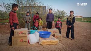 MSFが配布した援助物資を取り囲む子どもたち