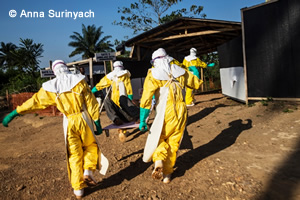 エボラ患者を運ぶMSFスタッフ（2014年12月撮影）
