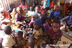 避難キャンプで食事を待つドロ地域の子どもたち(2016年12月撮影)半年後の現在、状況はさらに悪化している