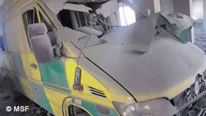 空爆の被害をうけたハマー中央病院の救急車
