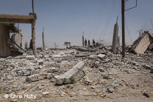 シリア北部、ラッカ市内の通り 武装勢力間の戦闘でがれきの山となった(2017年7月撮影)