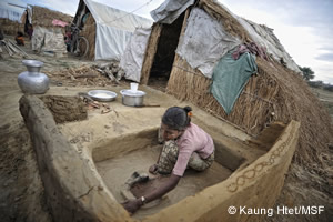 かまどに火おこすロヒンギャの女性ラカイン州都のシットウェの国内避難民キャンプで(2013年2月撮影)