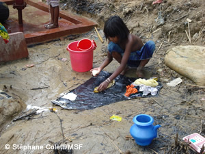 井戸で洗濯をするロヒンギャの子ども