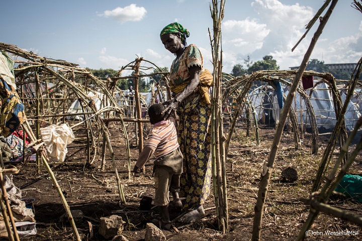 ブニアの避難民キャンプに身を寄せる母子。MSFはトイレ・シャワーの設置や、清潔な水の供給も支援している