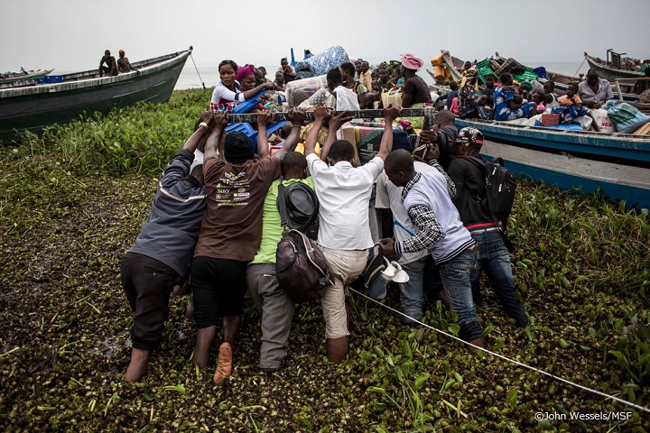 船を出す人びと。12月下旬以降、5万人超が湖を渡りウガンダへ避難した