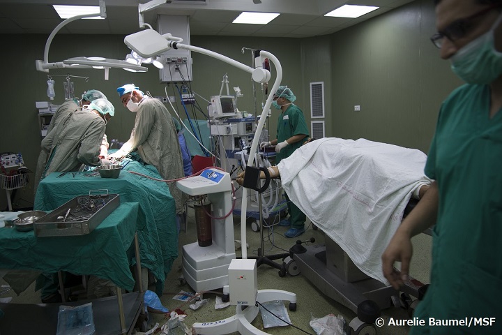 2件の手術を同時進行するガザのMSF病院のスタッフ