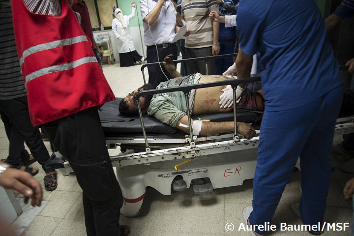 ガザのMSF病院に運ばれる負傷者