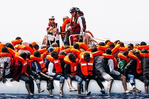 ゴムボートに乗り、国際水域で救助を待つ人びと（2018年3月撮影）
