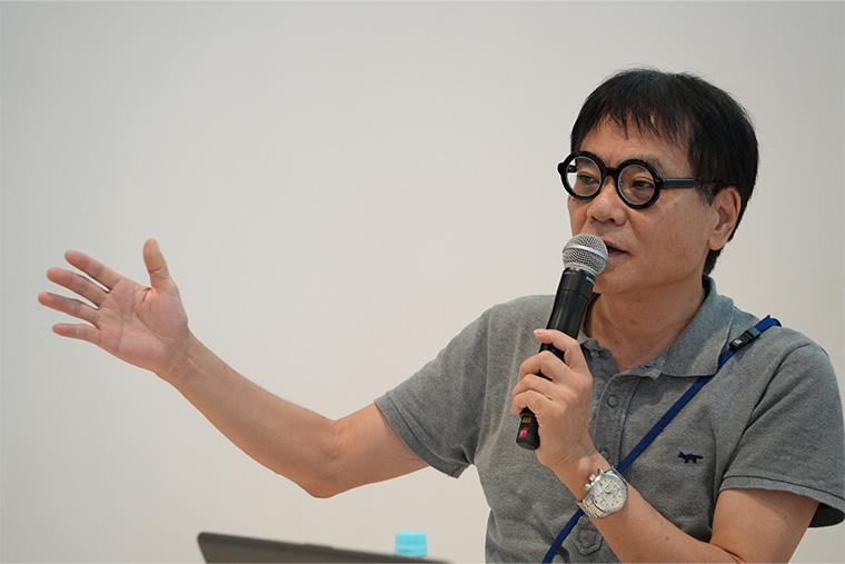 ミャンマーについて話すいとうせいこうさん　Ⓒ MSF
