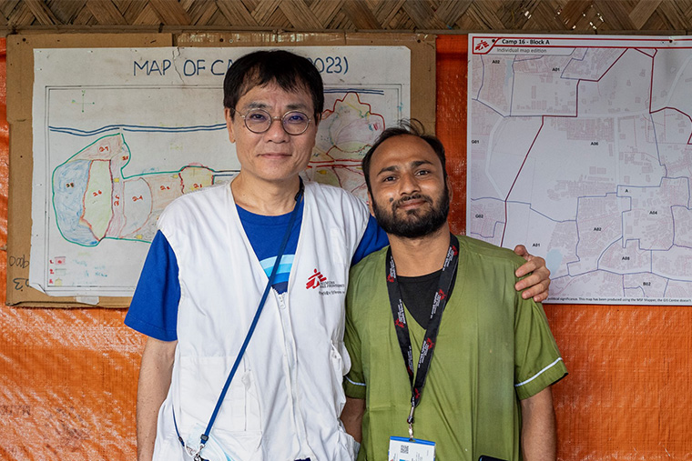 ロヒンギャのボランティアスタッフとして活動するアヌワル・イスラムさん（右）と　Ⓒ Saikat Mojumder/MSF