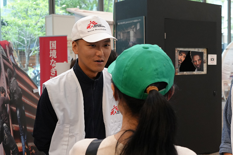 今年7月にガザで仮設病院の建設に携わったロジスティシャンの植田佳史(左)。来場者の方と話す機会も Ⓒ MSF