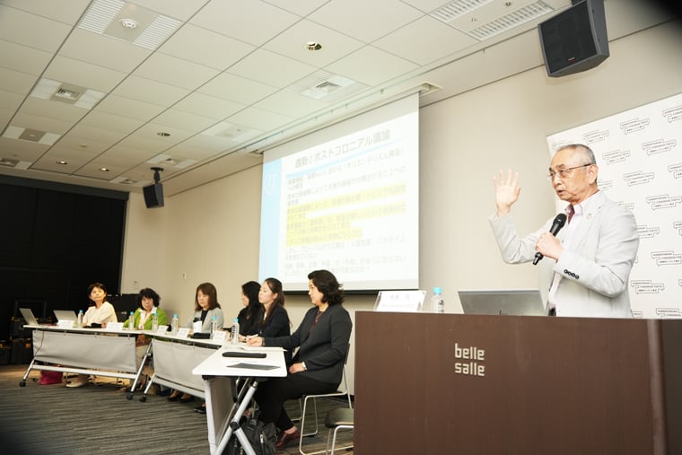 「国際支援のエコシステムの変容」について講演する佐藤寛氏(写真右) © MSF