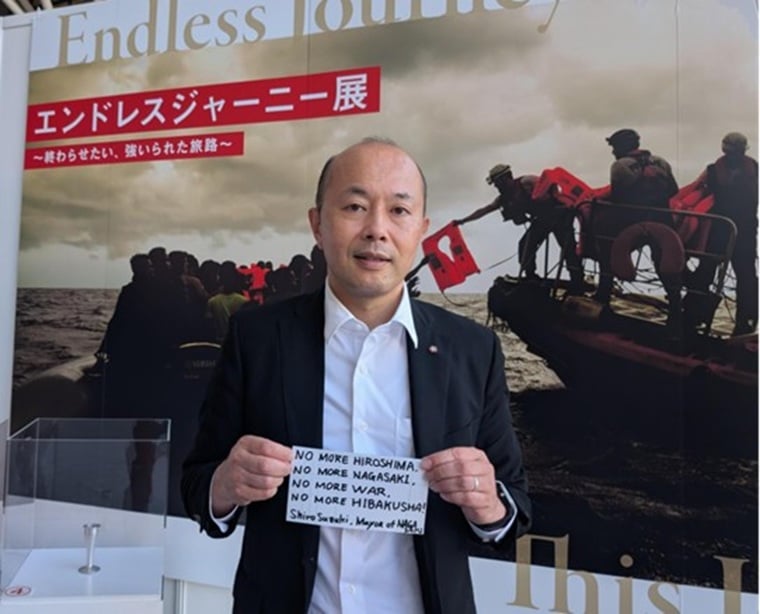 長崎の会場で手書きのメッセージを手にする鈴木史朗・長崎市長=2025年8月13日 Ⓒ MSF