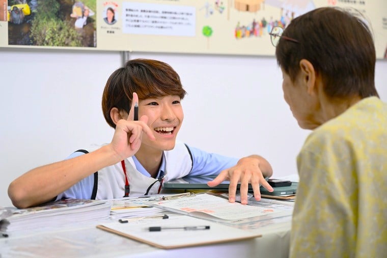MSFの活動について来場者にご説明するスタッフ(左)=名古屋会場で2025年9月29日 Ⓒ MSF