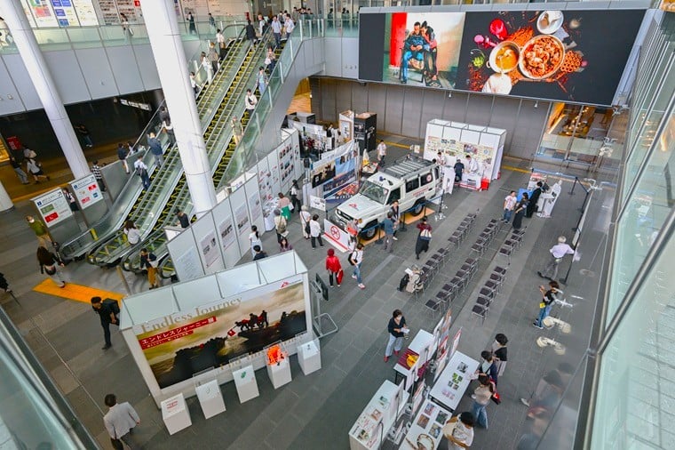 名古屋会場のJRゲートタワー1階イベントスペース。電光掲示板には、紛争が激化する前にパレスチナ・ガザ地区で撮影された日常の光景を流しました=2025年9月30日 Ⓒ MSF