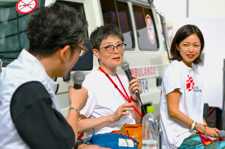 展示ツアーで自身の体験を語る外科医の小杉郁子(左)と、ロジスティシャンの今村沙耶(右)=名古屋会場で2025年9月28日 Ⓒ MSF