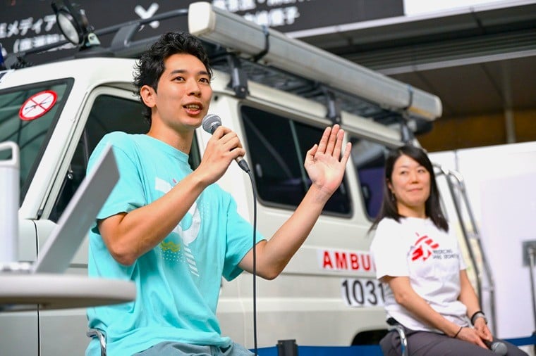 「動画を通じて希望を届けたい」と訴えるトムさん(左)=名古屋会場で2025年9月28日 Ⓒ MSF