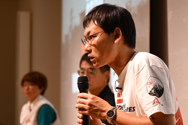 「1分1秒でも早い停戦を」と訴える松田(右)=東京都で2025年10月3日 Ⓒ MSF