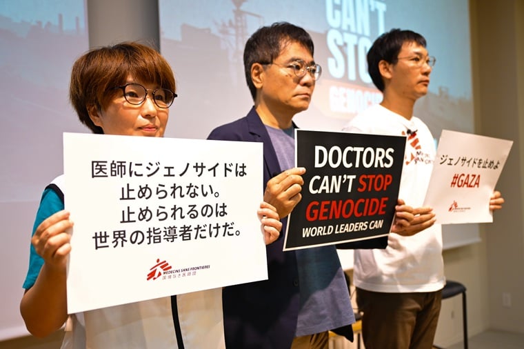 イベント終了後、MSFのスローガン「医師にジェノサイドは止められない。止められるのは世界の指導者だけだ」を掲げる(左から)中池、いとうさん、松田の3人=東京都で2025年10月3日 Ⓒ MSF