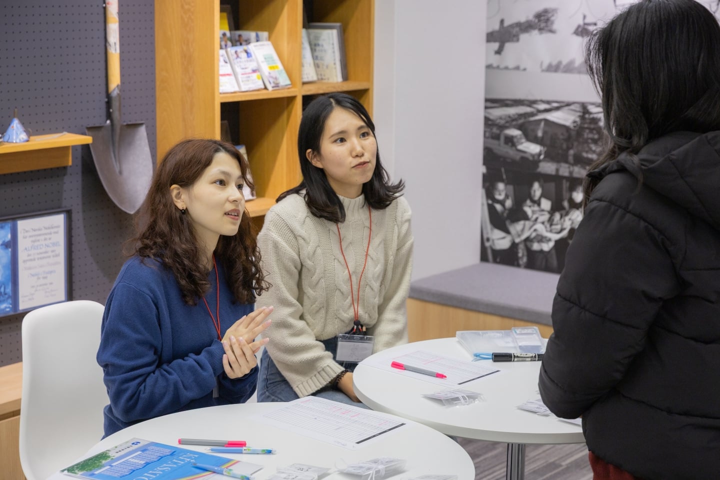 受付でも参加者との会話が生まれる　© Yuichi Mori Photography
