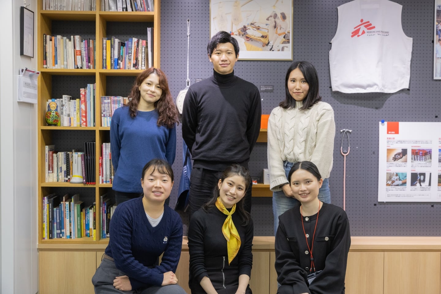 後列左から：林 登和子（北里大学医学部6年）／茅原 武尊（国際医療福祉大学医学部6年）／泉 玉絵（岐阜大学医学部5年）、前列左から：朴 才瑛（北海道大学医学部4年）／大塚 麻友（弘前大学医学部2年）／庄村 萌々（長野県看護大学看護学部3年）　© Yuichi Mori Photography