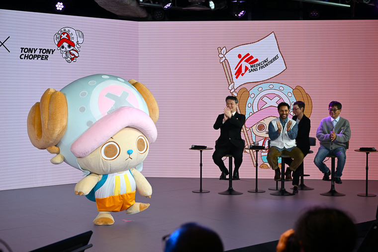 会場の拍手と共に登場したチョッパー（左）＝東京都内で2026年3月20日　© MSF