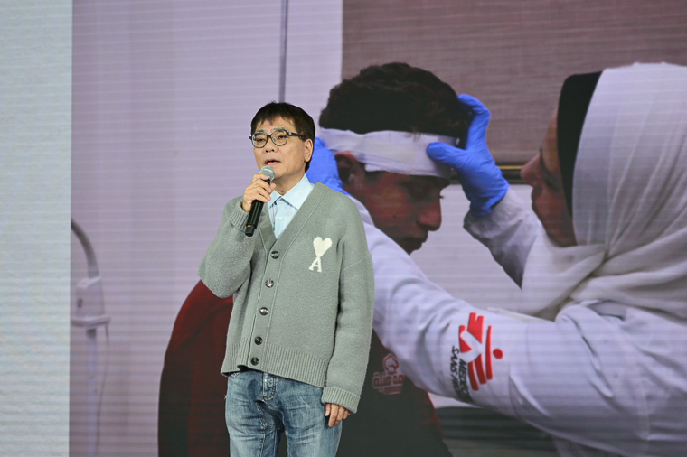 チョッパーのサポーター就任を祝う、いとうせいこうさん＝東京都内で2026年3月20日　© MSF