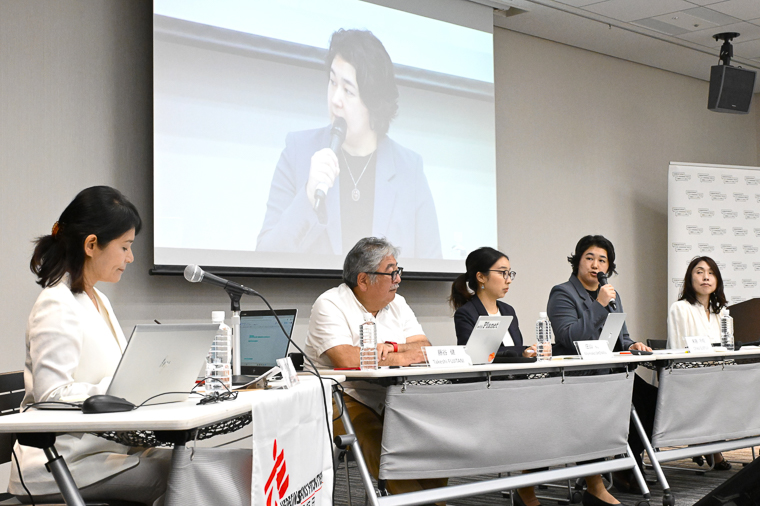 会場でコメントするパネリストたち　© MSF