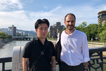広島を訪問したクリストゥ会長（右）と村田事務局長（左）　© MSF