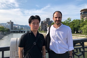 広島を訪問したクリストゥ会長(右)と村田事務局長(左) © MSF