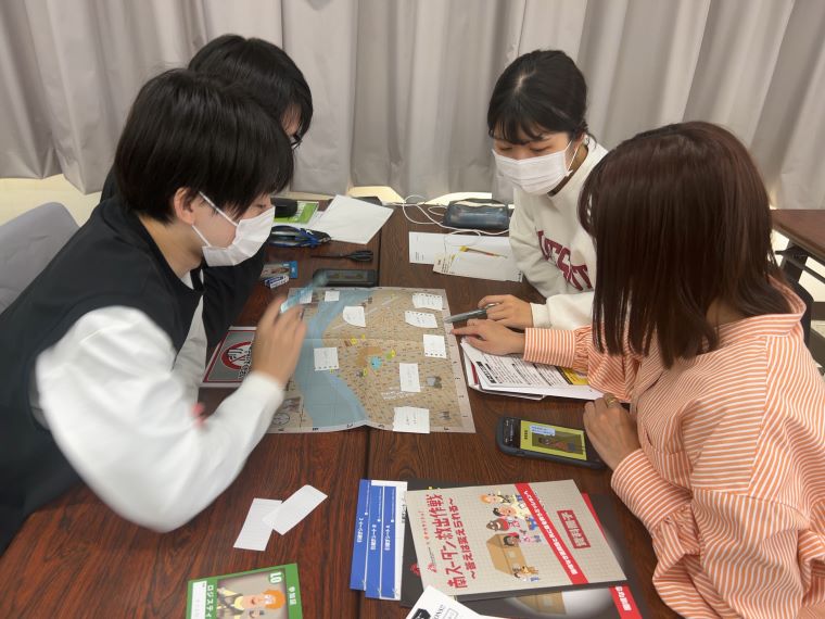 チームで協力し合いながら避難民を救出! © MSF