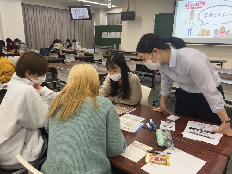 看護師の髙橋詩野美先生(写真右)は、JICAの感染症疫学サーベイランスシステム強化プロジェクトに地域保健専門家としてコンゴ民主共和国でも活動 © MSF