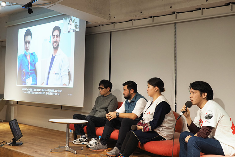 亡くなった医師とのエピソードを語る鵜川 Ⓒ MSF