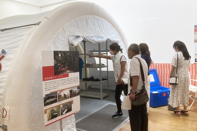 テント式手術室を再現 © MSF