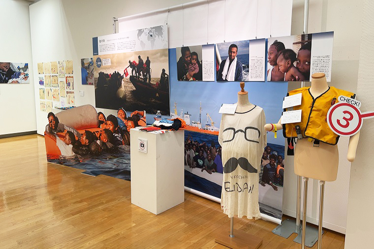 地中海で救出された難民・移民が身に着けていた衣服などを展示 © MSF